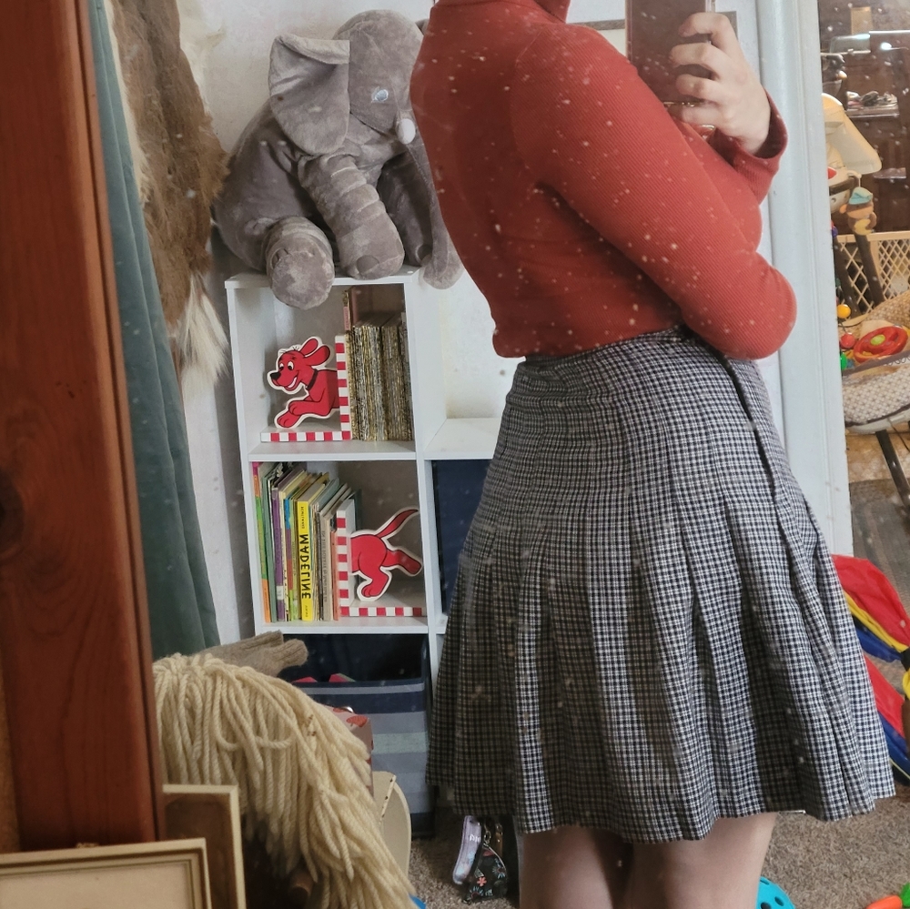 Navy and white pleated houndstooth skirt